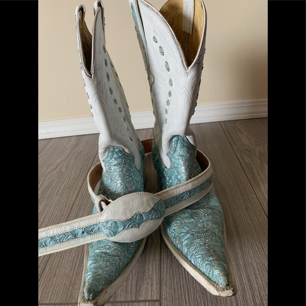 White and blue cowboy boots and belt SIZE 10.5